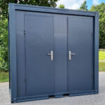 Sanitærbeholder SCD RAL 7016 Antrasittgrå | H 2335 x B 2400 x D 1200 mm | 2 dører | 2 toaletter