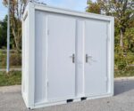 Sanitærbeholder SCD RAL 9002 Gråhvit | H 2335 x B 2400 x D 1200 mm | 2 dører | 2 toaletter