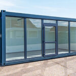6 × 3 meter stor kontorcontainer med glassvegg, farge RAL 7016